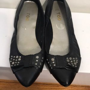 Black flat shoes
